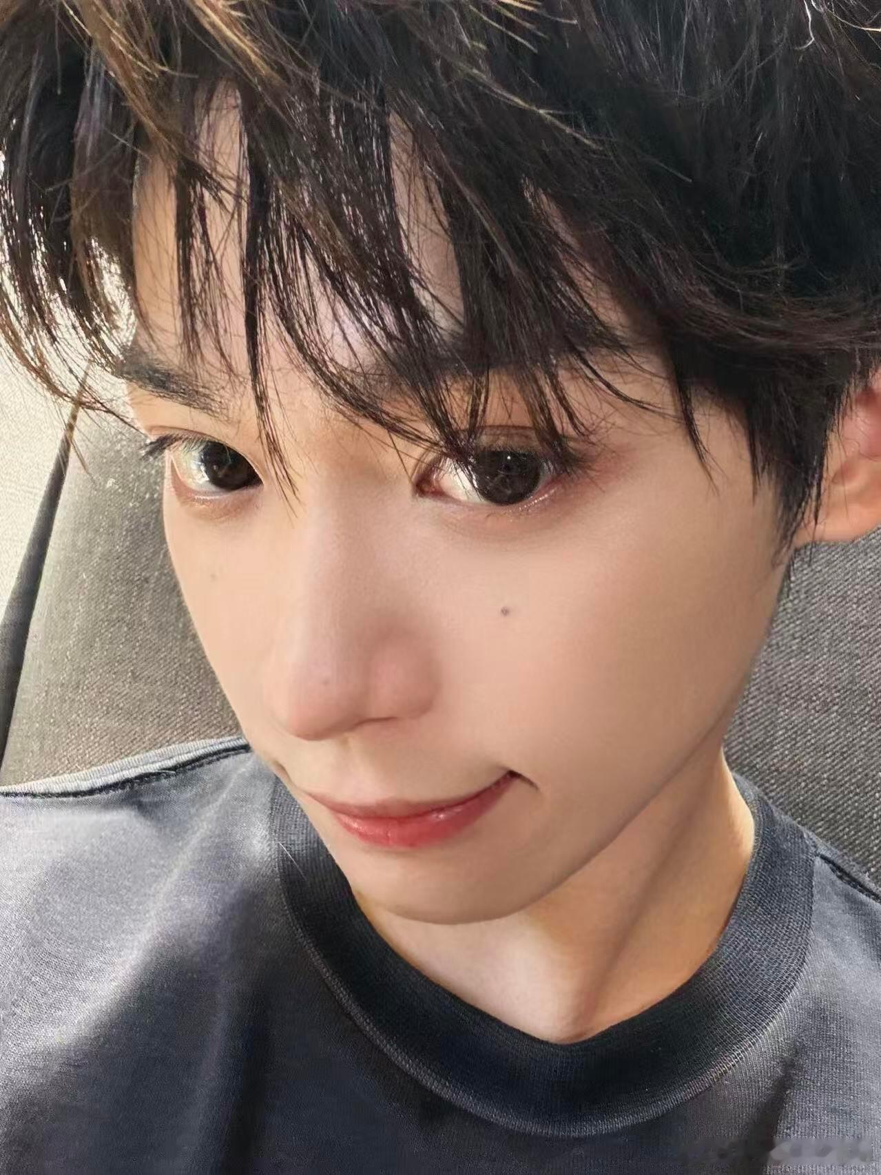 梓渝给小猫当造型师咱也不到，怎么大鱼可以做到和老爸一模一样的这也太像了还有我妈咪