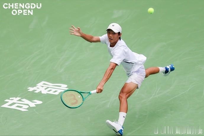 🎾17岁小将🇨🇳胡佳完成巡回赛首秀
ATP250成都站男单第一轮，刚满17