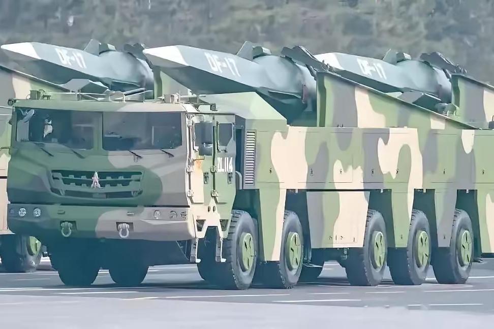 东风-17夜间公路上停车就打，美军看傻了。

这话说得轻巧，但画面可一点都不轻巧