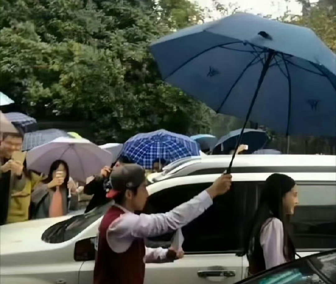 原来杨颖当年撑伞神图背后的撑伞人不是黄晓明，而是郑恺啊！ ​ ​​​