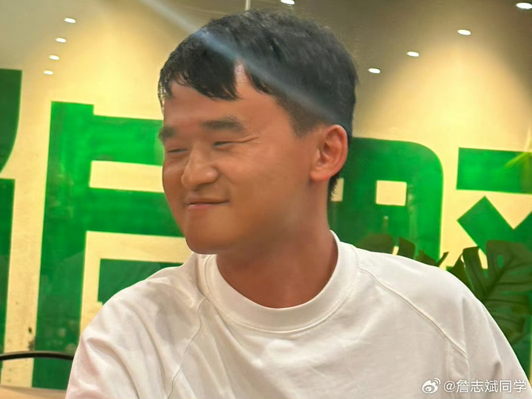 有没有觉得，随着我兄弟的收入积累，越来越像个有钱人了，那个人就是马云！  ​​​