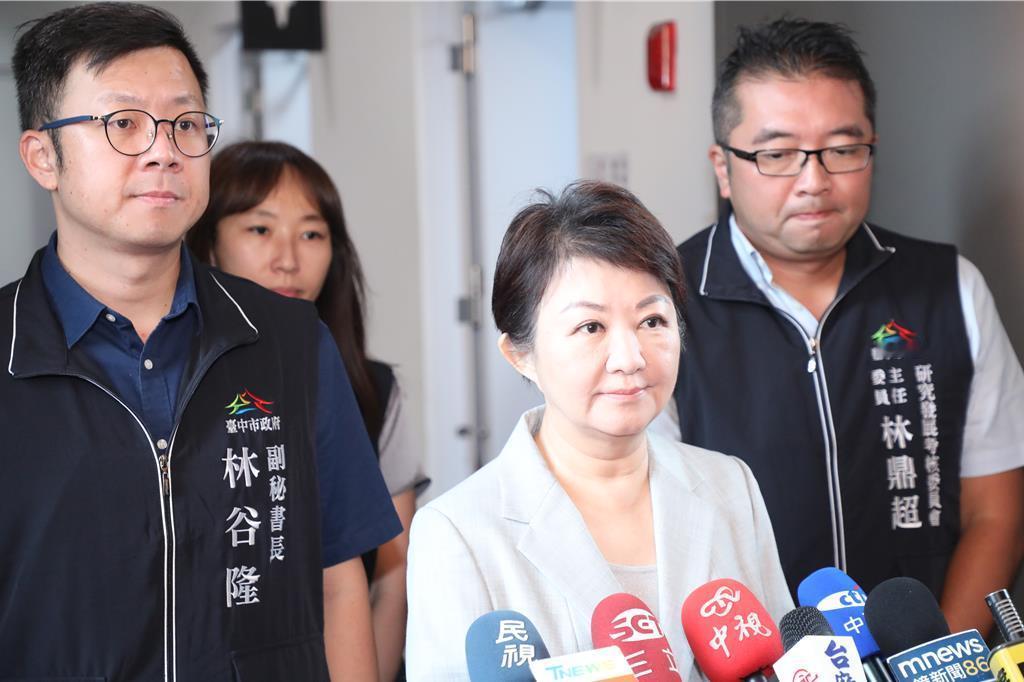 卢秀燕公开力挺蒋万安，放过那孩子。
台中市长卢秀燕9月4日就蒋得立交换生争议首度