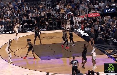 尴尬！勇士打残阵鹈鹕还落后？
在今天NBA常规赛勇士对阵鹈鹕的第二节比赛之前，穆