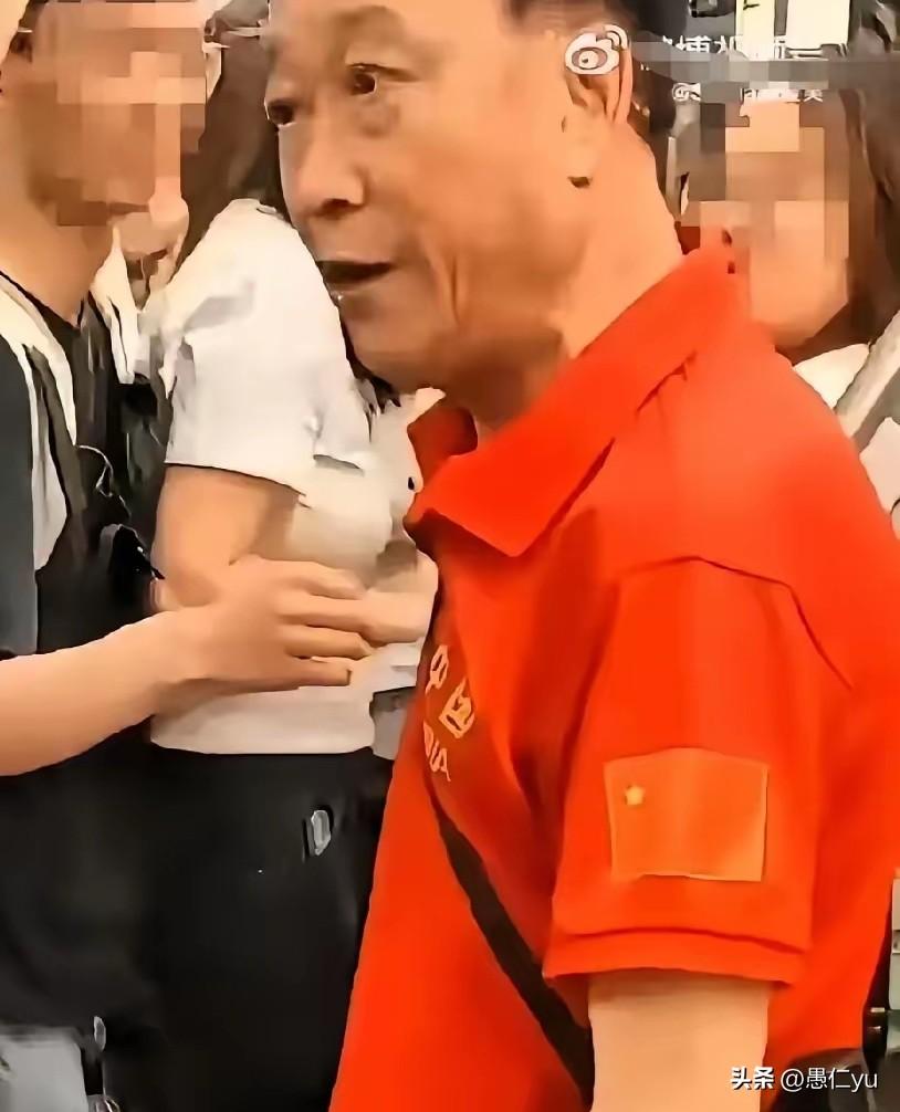 这红衣老人出名了！成都地铁红衣老人和10岁女孩动粗抢座，网友批评“倚老卖老、举止
