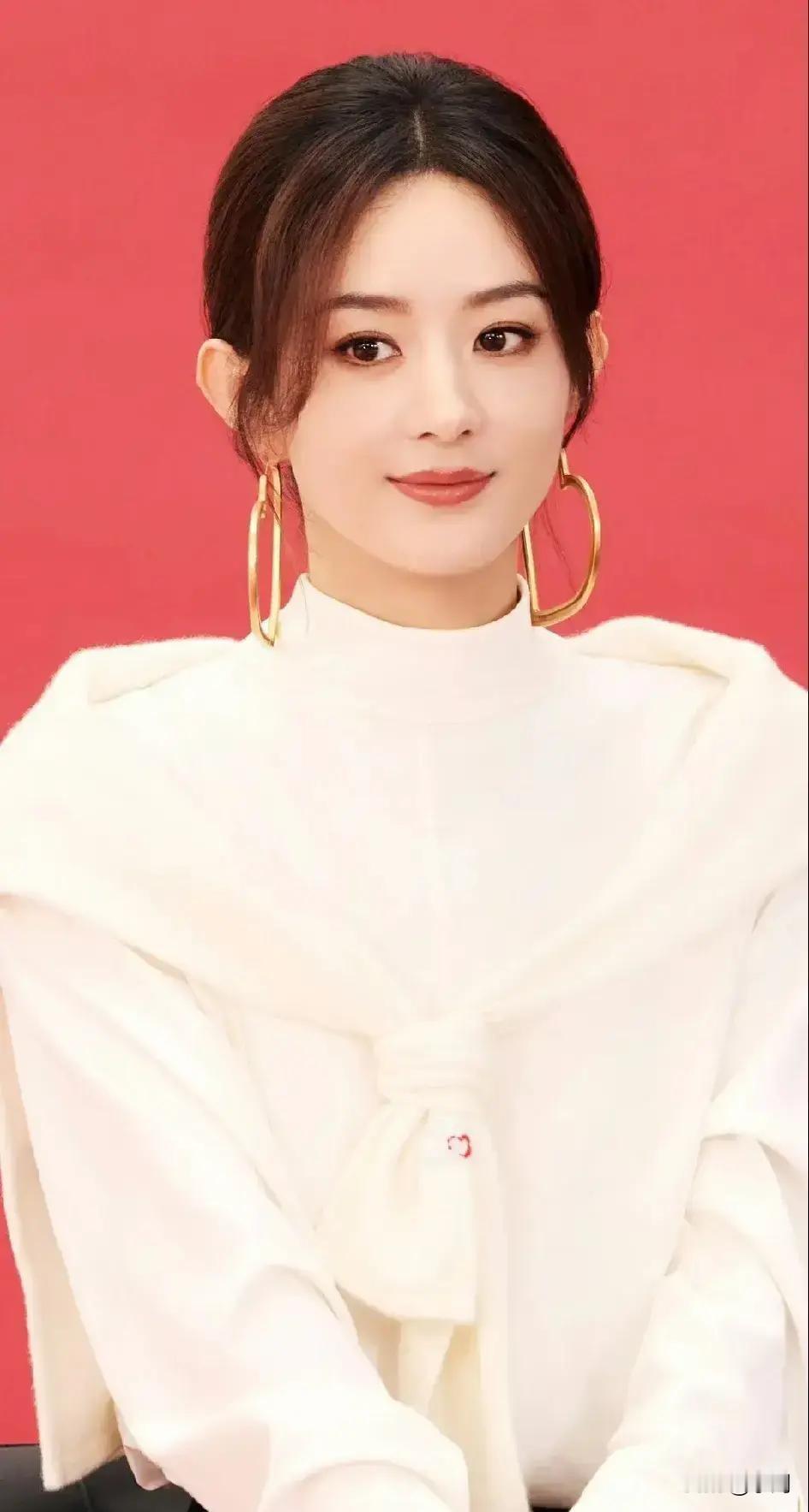 贾玲又瘦出新高度。

她昨天晒出的近照里，双下巴彻底消失，锁骨能养鱼。

网友翻