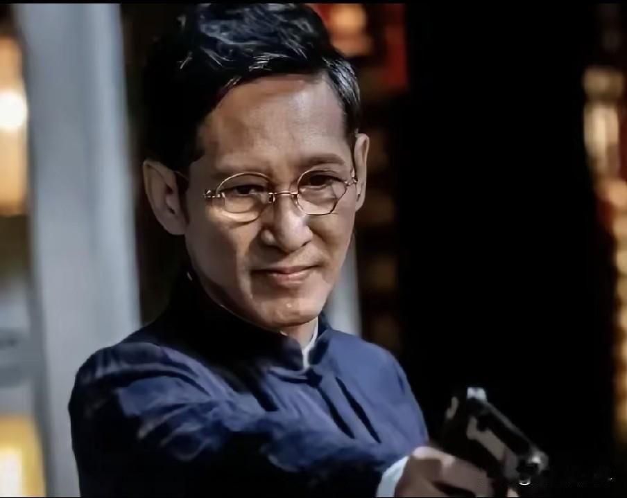 演员王劲松，今年五十八，无儿无女，没有结过婚。有记者问他，不想找个人共度余生吗，