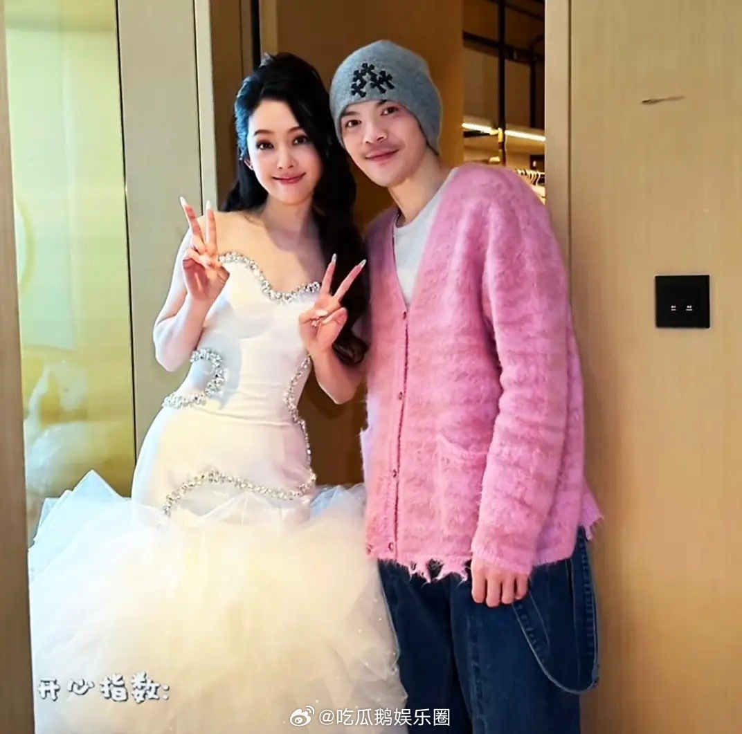 向佐陪老婆上班拍摄，42岁郭碧婷又瘦了一圈，穿礼服腰身好细，脸更小了。两口子在酒