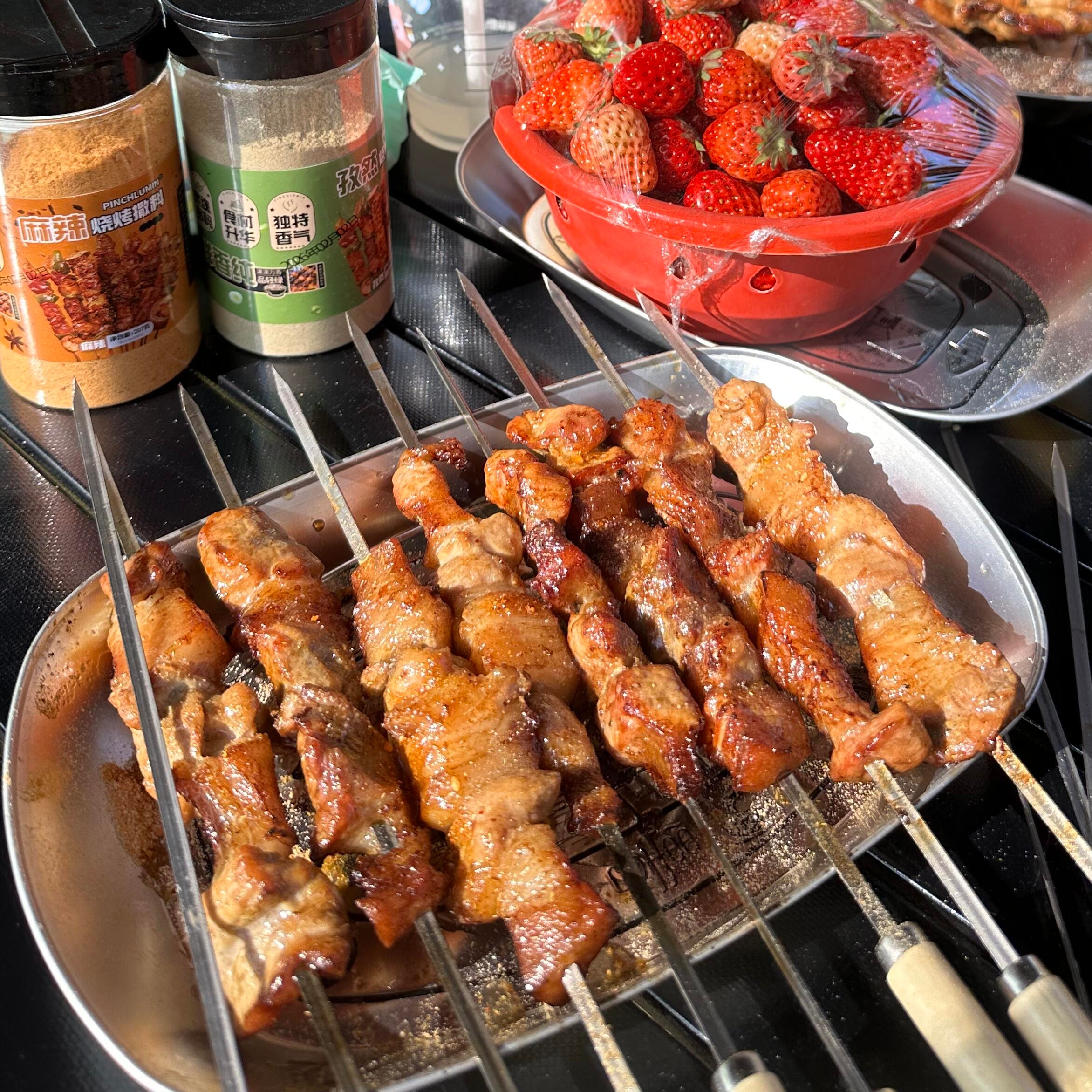 关于夏天,阳光,微风,野餐。 