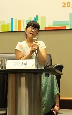 我最多花半小时写诗，
其余时间都刷短视频。
————  余秀华
诗人好真诚啊[捂