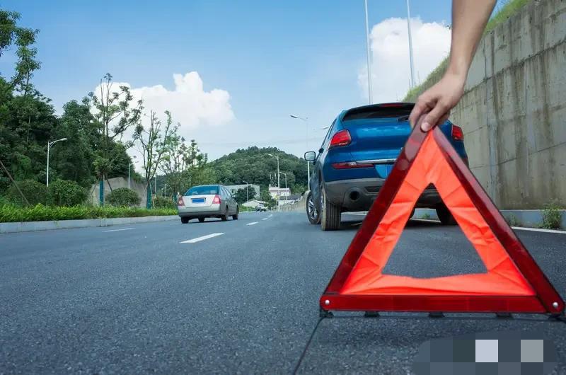 开车保命注意事项：

开车保命注意事项：

别觉得自己驾龄长、车技好就掉以轻心，