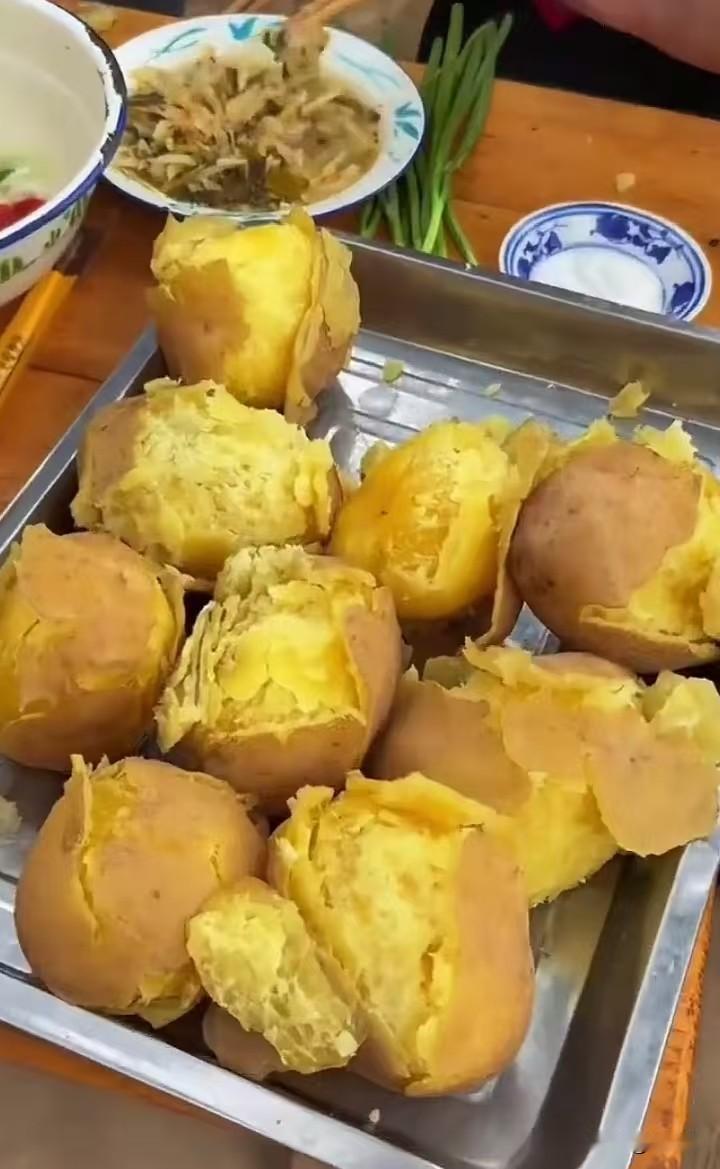 作为国民家常菜，土豆几乎顿顿不离桌，而国内品质拔尖的土豆，大多产自甘肃。
 西北