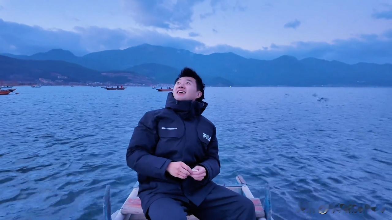 2月1日，赵子豪更新旅行vlog，他去了有风的地方——云南大理。

他身穿黑色羽