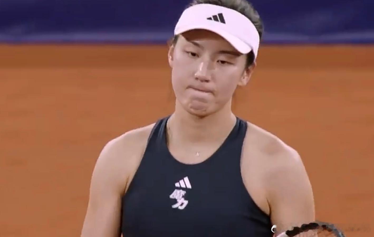 王欣瑜因伤中途退赛了……鲁昂250赛面对科斯蒂亚的比赛第一盘3-5之后没法坚持，