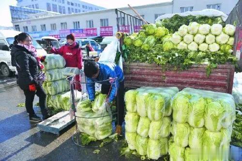 山东: 大白菜9分钱一斤;

韩国: 大白菜约10元一斤;

山东: 大葱3毛钱