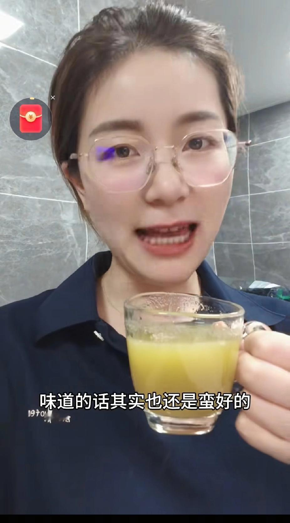 苹果和芹菜简直是
肝脏排毒的黄金搭档！每天喝上一杯，坚持三天，就能把身体里攒了好