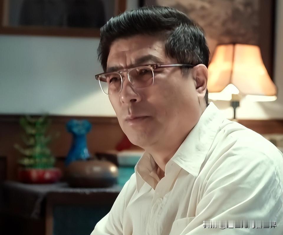 《依依向北风》里最戳心的，还得是刘达生那碗“清官难断家务事”的苦酒。这位梁川市市