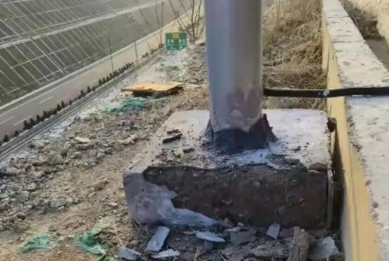 简直胆大包天！投资 3 个亿打造的监测系统，底座的混凝土居然用手就能掰开！连样子