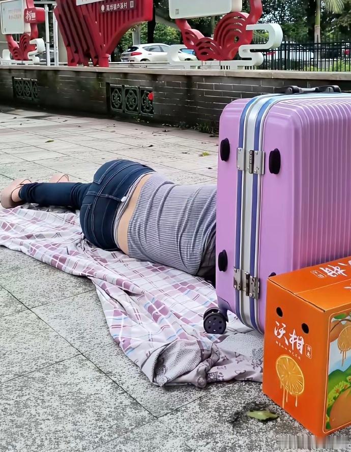 不是吧，现在东莞居然还有人睡大街呀！[笑cry] ​​​