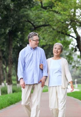 长寿口诀就这四句话！
第一句，一把蔬菜一把豆，一个鸡蛋加点肉。
第二句，三餐两倒