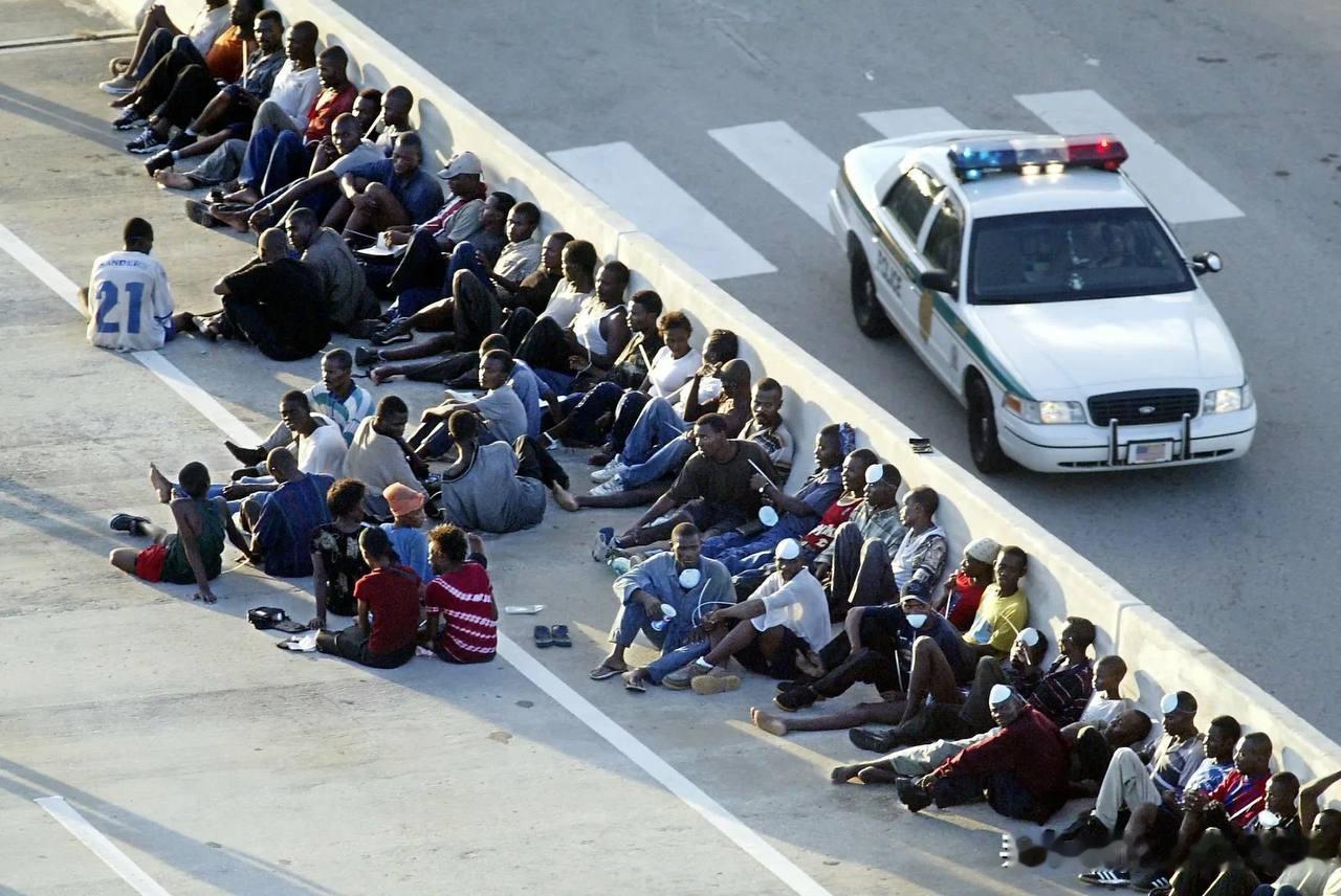 🇺🇸 美国计划加强打击非法移民的力度。

为此，美国移民及海关执法局（ICE