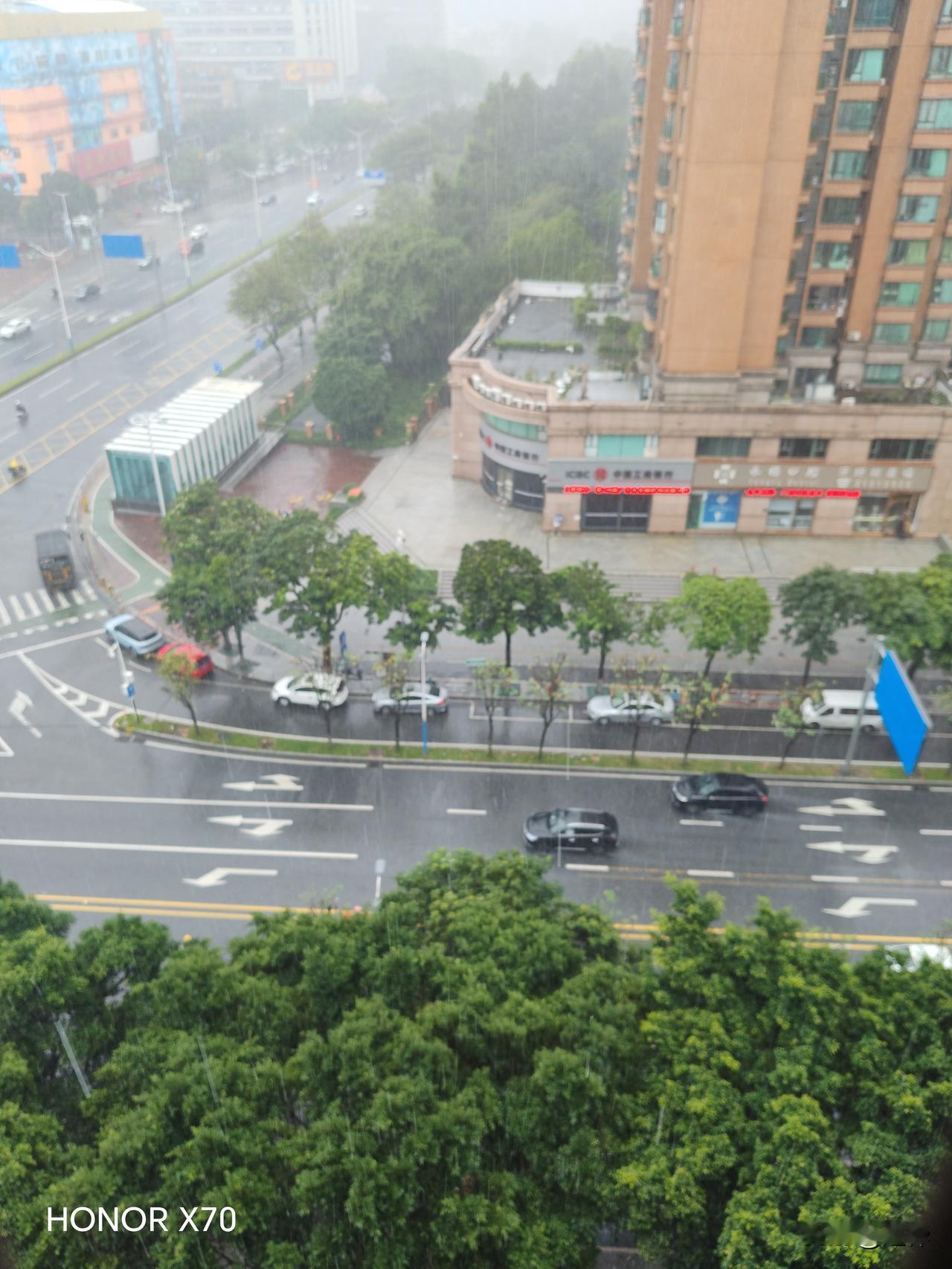 今天上午广东佛山南海区桂城下好大雨，路积水，有些低洼处水浸街。佛山雨天见闻