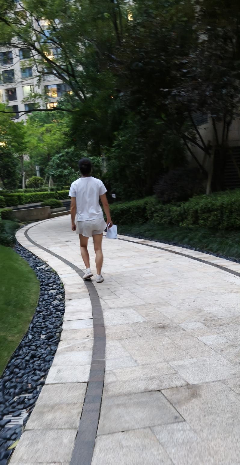 人到暮年，无论离异还是丧偶，究竟是否该再寻伴侣？倘若子女不持异议，且不会为此增添