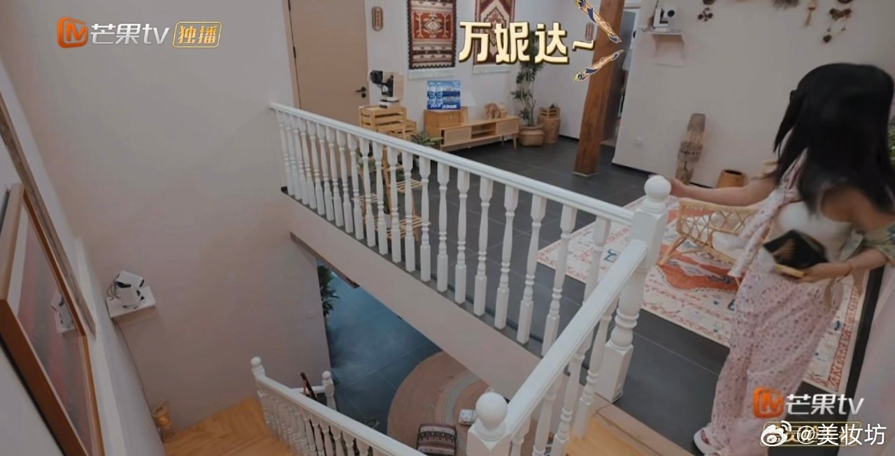 万妮达一起床就平板支撑早起不摆烂的万妮达，睡醒直接平板支撑做晨间有氧，把自律融入