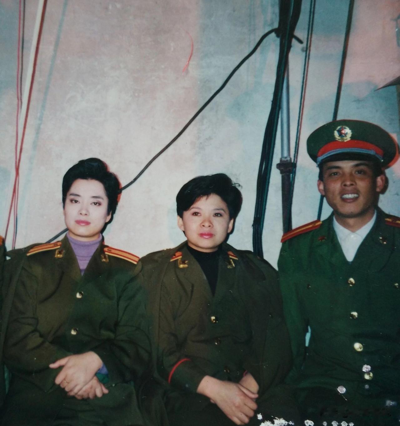 真是没想到她们也是军人，90年代她们的歌声曾唱遍大江南北，董文华的军人形象也屡次
