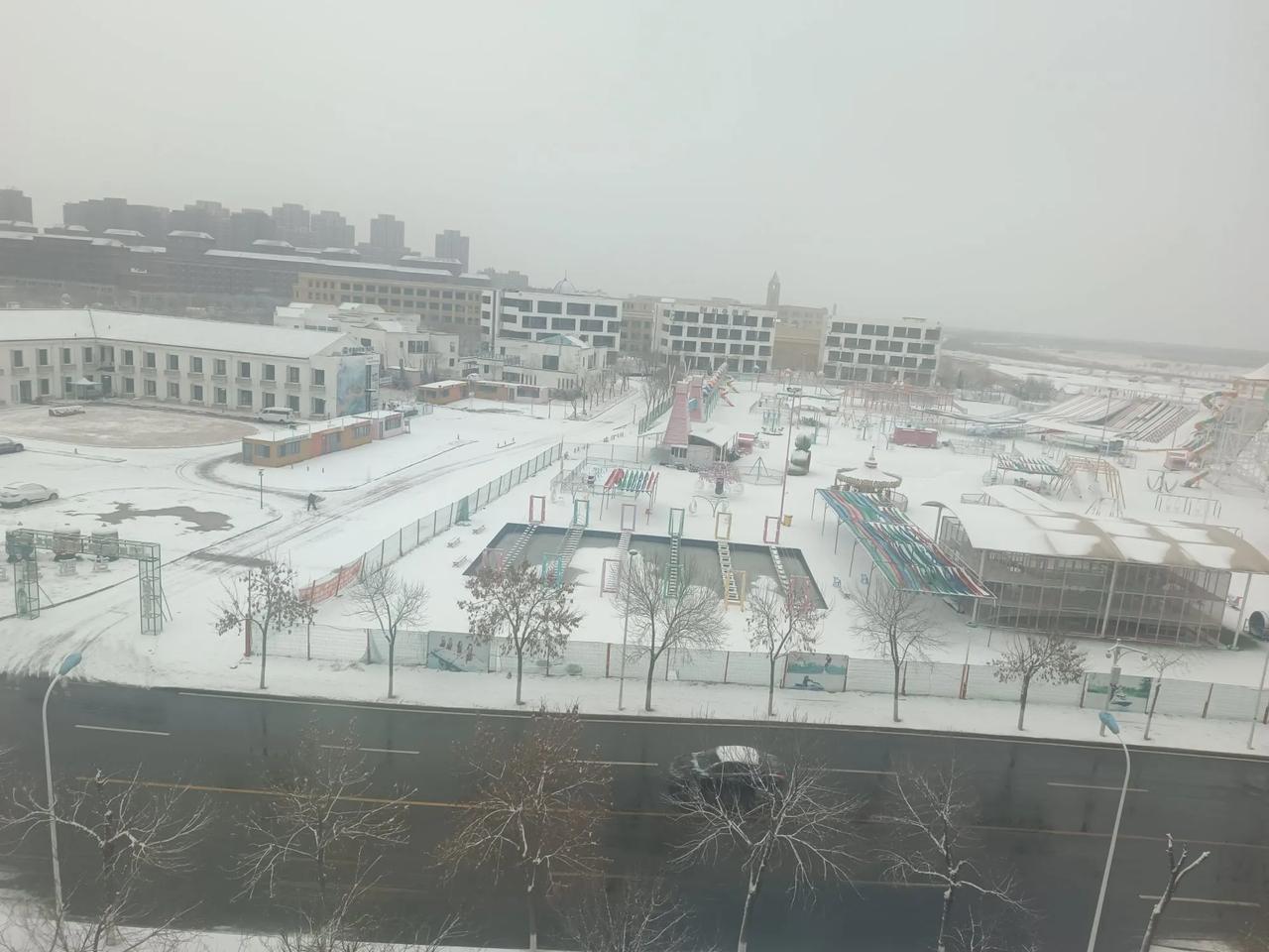 天津2025年很特殊，憋了多少场雨没下，终于迎来了今年的第一场雪，雪不是很大，盐