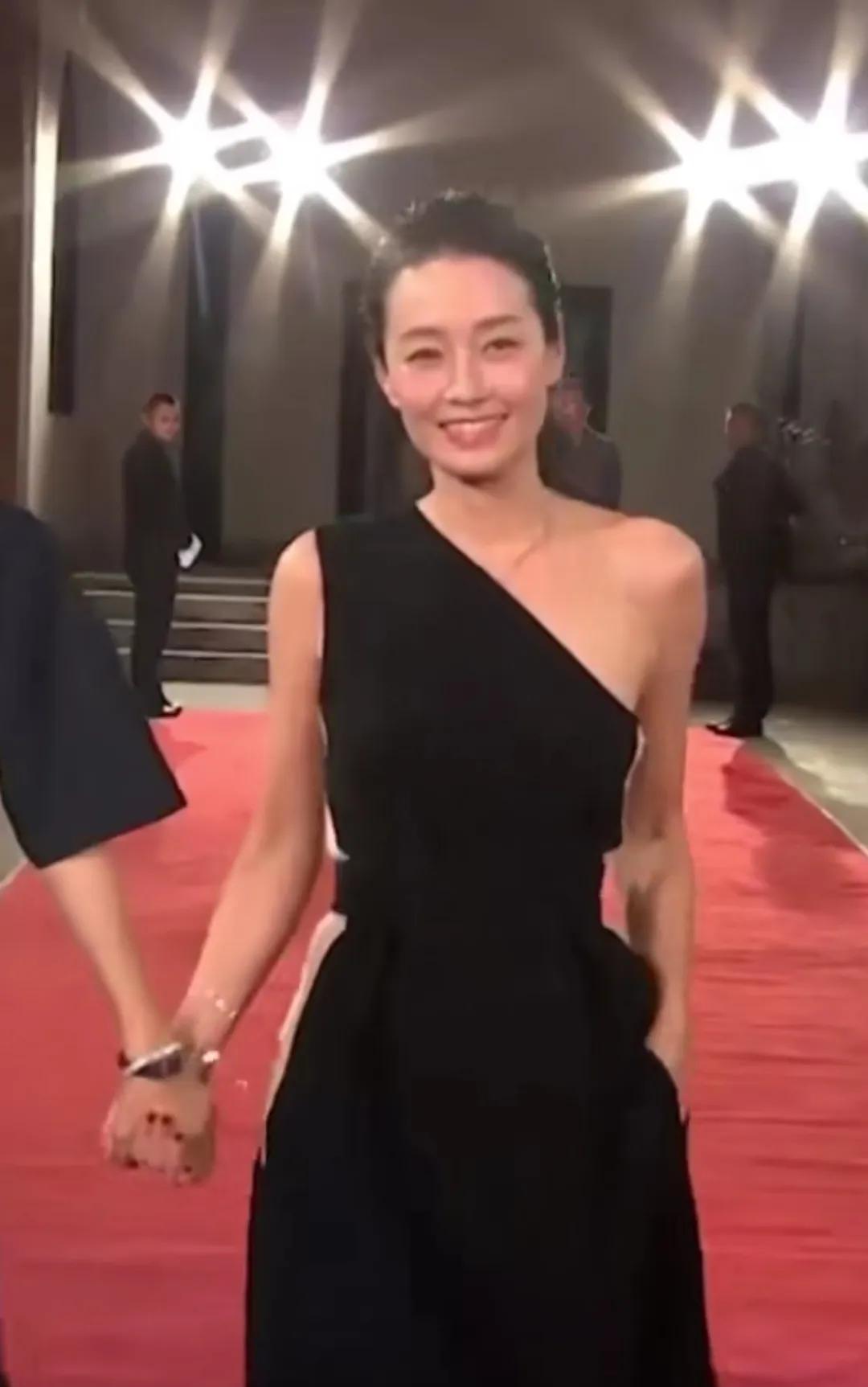 马伊琍短发明显要更出彩，长发女人味十足，短发更加干练。