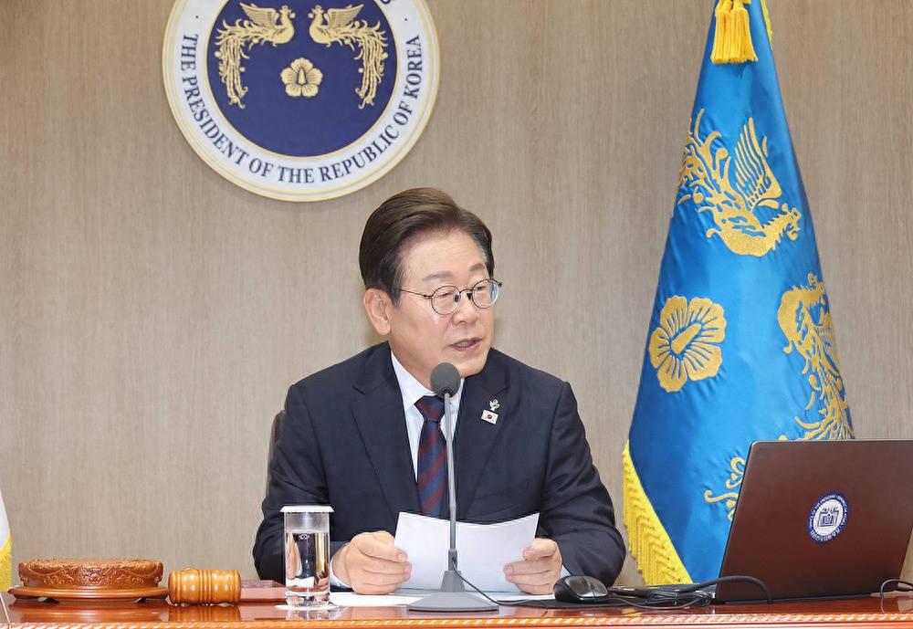 2025年9月11日，韩国总统李在明在就职百日记者会上，他对着镜头一字一句说出“