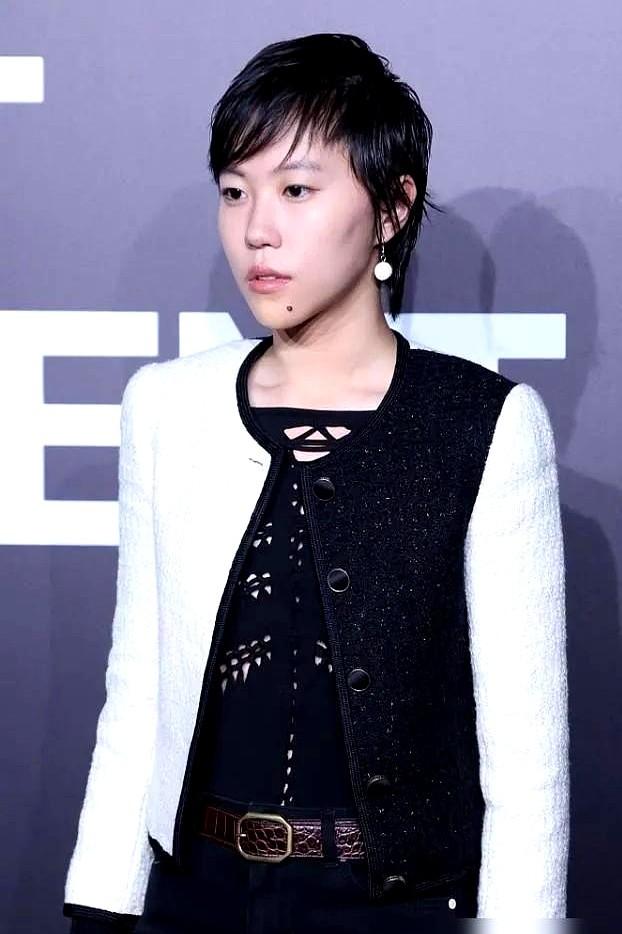 窦靖童说，她这辈子就没叛逆过。

为新剧《她的生存之道》演拳手，导演让留长发，她