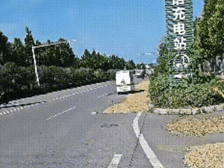 《和无人驾驶车争吵》

大妈不听劝阻，非要在公路上晒粮食。
今天大妈遇到了麻烦，