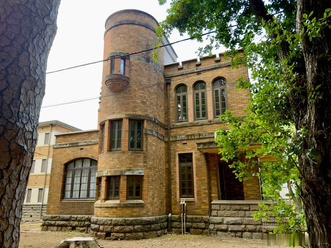 前田侯爵东京驹场故居和前田尊经阁。百万石加贺藩前田家废藩之后被封为侯爵，迁居东京