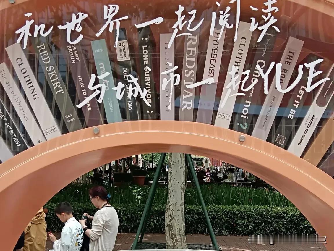 哈哈，那个因好强要强而离异的女人，现在在口水文里感慨:有父母照顾，有丈夫护着，谁