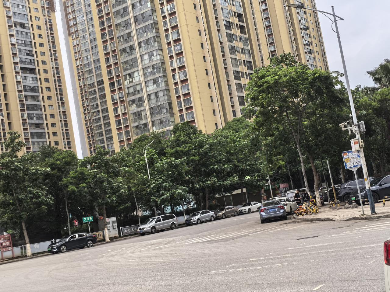西山区的前卫街道上的一条不长的路叫文安路，名字挺文艺的，也是在昆明乃至全国第一条