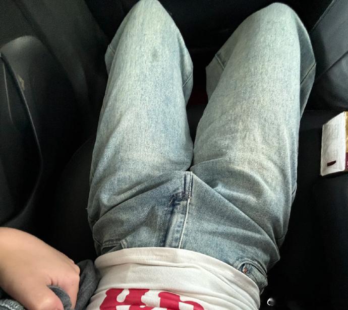 女装裤子面临困境，潮流变幻下似要“完蛋”。曾经的时尚宠儿，如今在风格更迭中迷失，