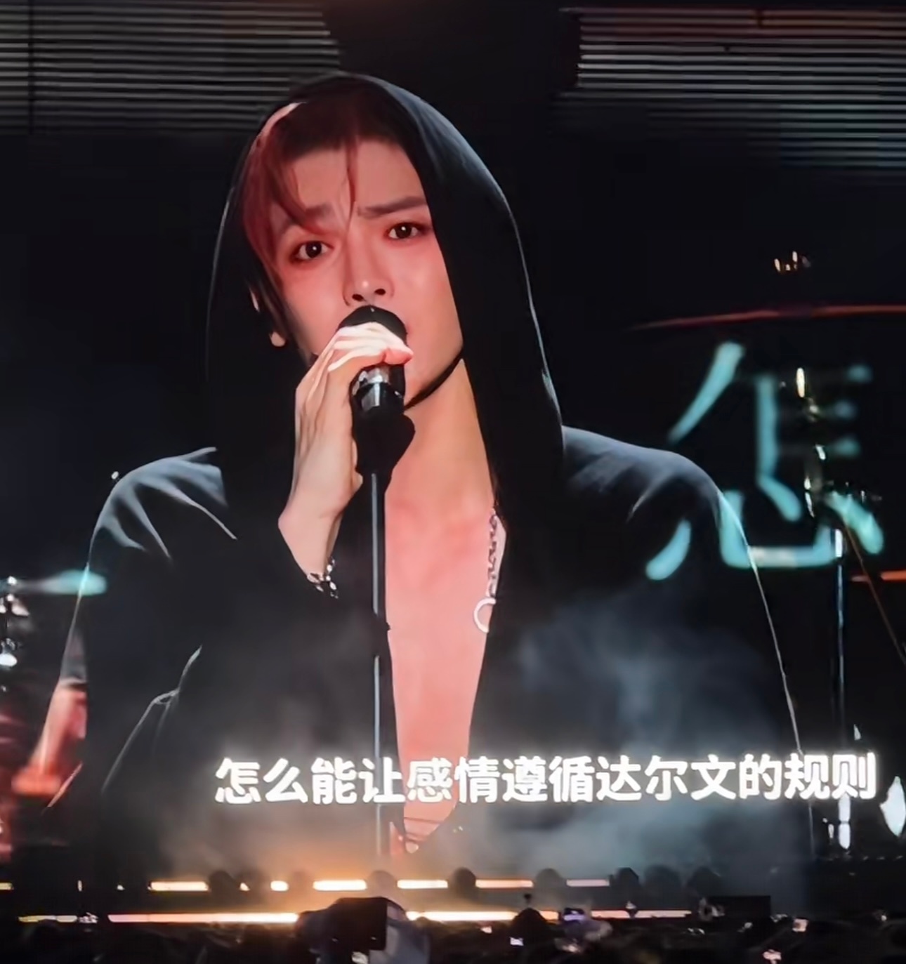 这个深V…还有这深情的眼神哥哥你going了在场所有桃妹直播全是尖叫声 ​​​