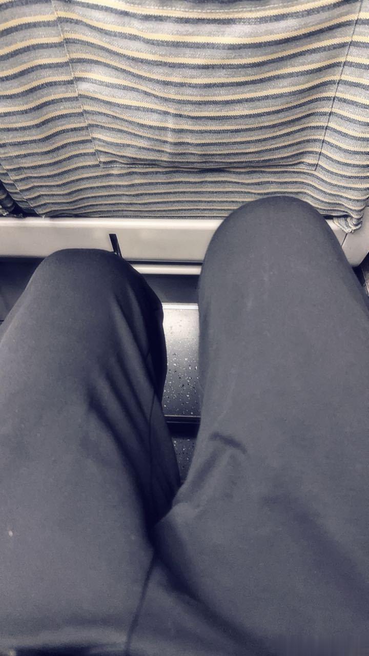 上火车发现座位上有一人在我位置上睡觉，我以为这哥们肯定是霸座的。结果叫他他先吓了