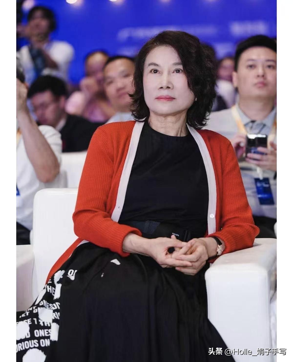 别一听“机器人上岗”就吓得心慌慌！董大姐这话算是把人心里的石头给搬开了：机器进厂