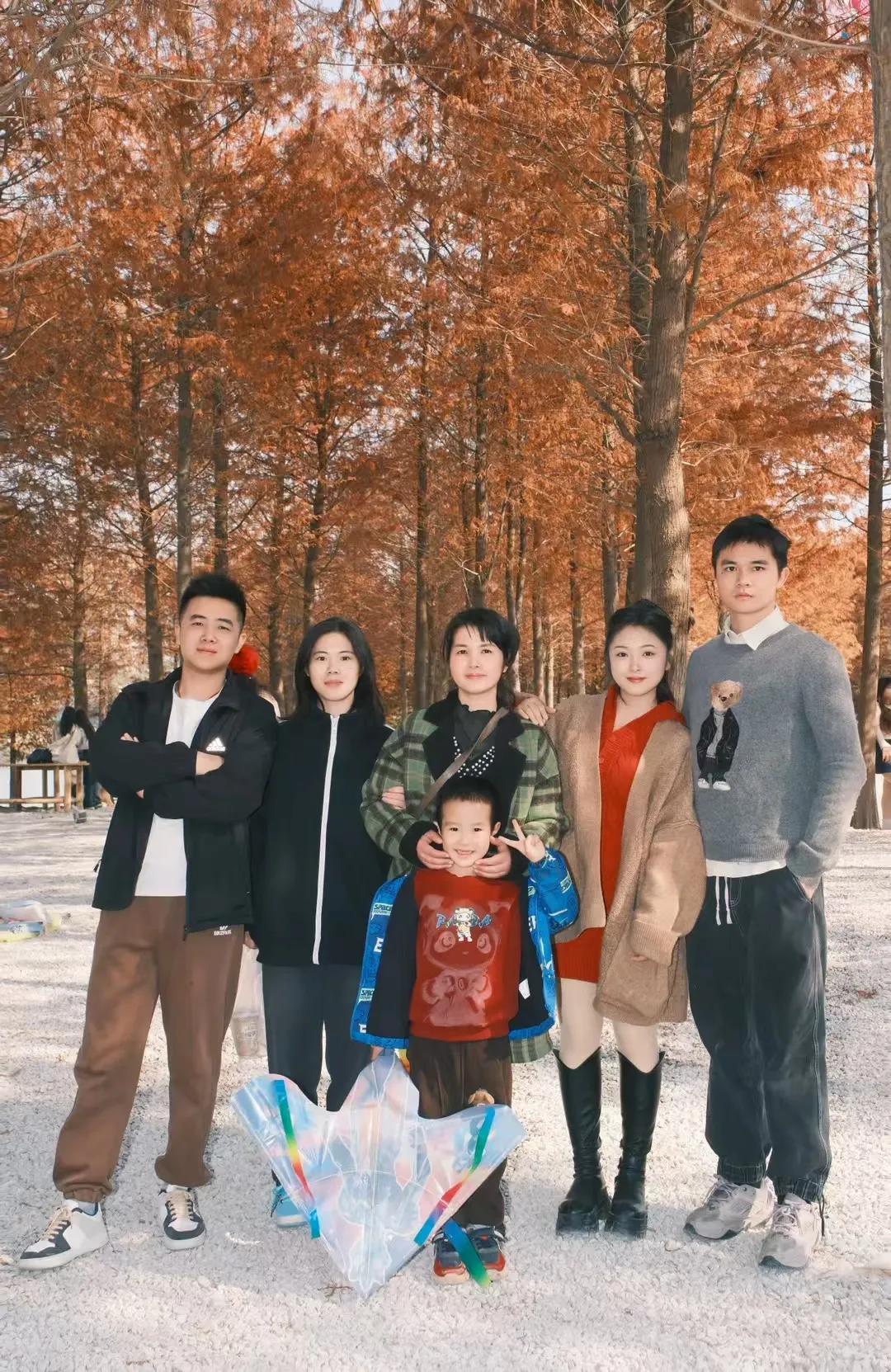 以前的我，爱孩子入骨，有时却又拼命吼他们，崩溃后自愈，自愈后又后悔，却忘了他们只