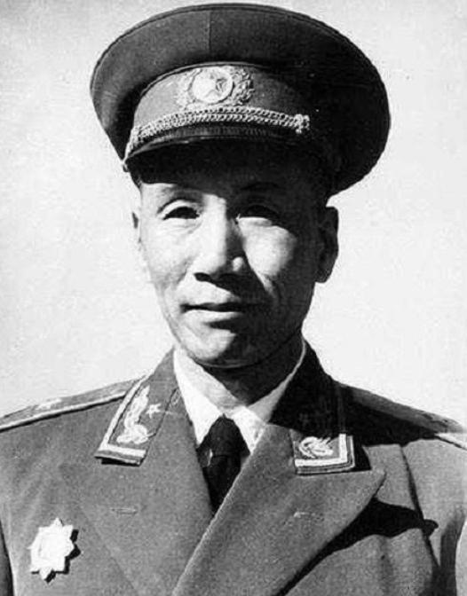 1941年，国军团长率部投奔新四军，深夜遭亲信连捅三刀，强忍剧痛装死逃过死劫，事