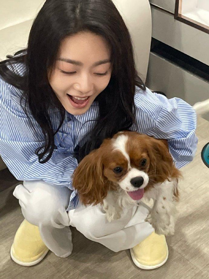 赵今麦晒和狗狗合照麦麦和狗狗的合照谁懂有多可爱啊！拿铁就这样被麦麦抱在怀里乖乖的