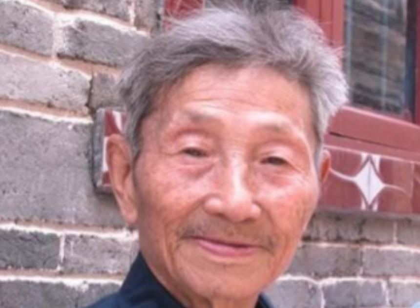 1979年，63岁的江西老人肖成佳，怀揣80元路费远赴北京，只为证明自己的红军身