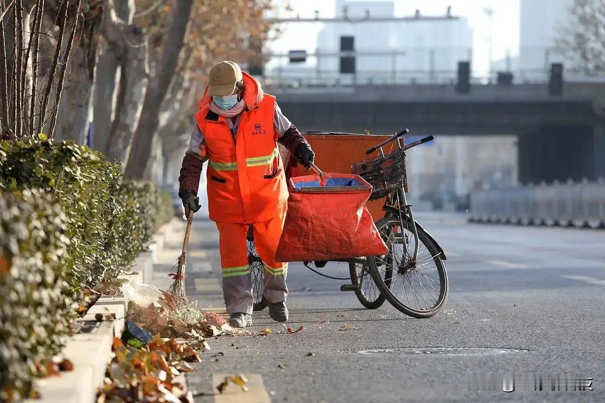 我支持为环卫工人配备具备基础功能的电子工牌。它能提升工作效率与安全管理，例如实现