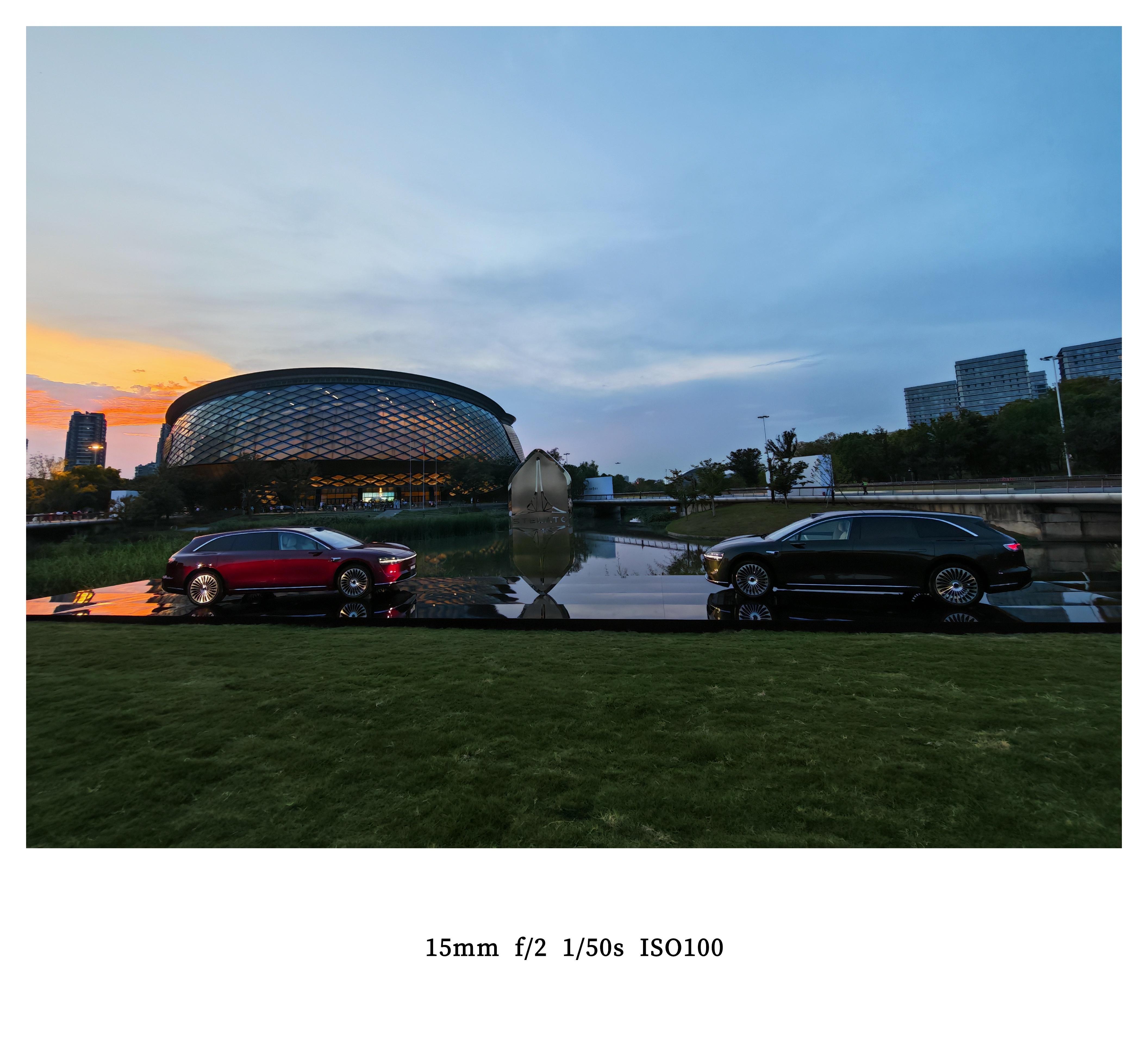 来了兄弟们，来看享界S9T了，黄昏的天空映照在寰宇红的车身上，让这台车显得更亮眼