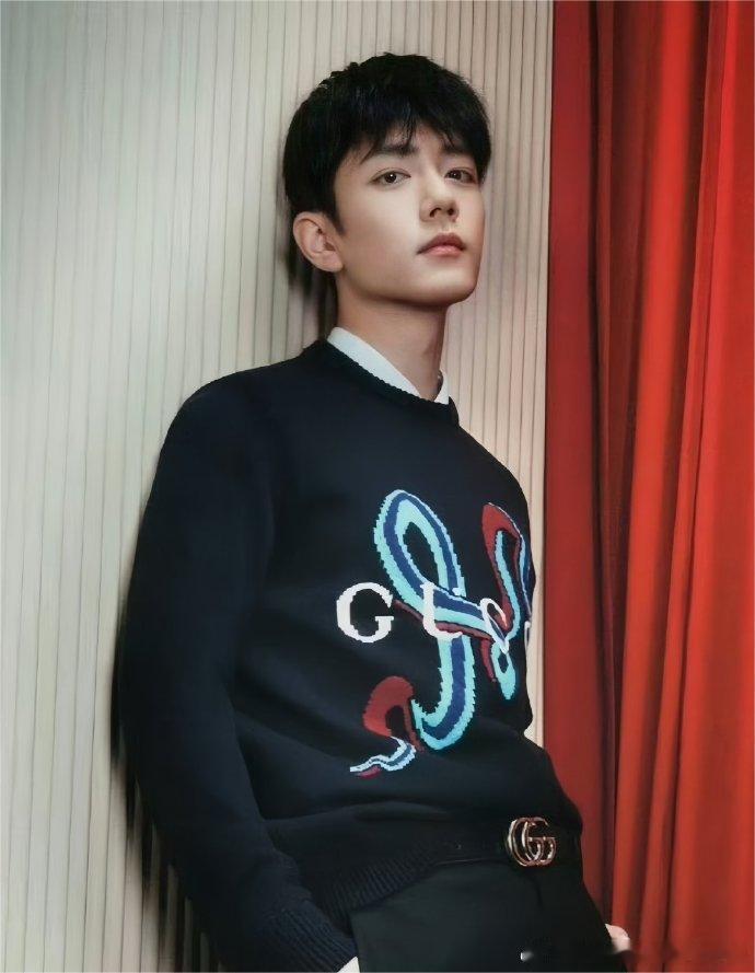 肖战迎接新年新造型  肖战珍贵时光中拥抱崭新自我 肖战在珍贵时光的沉淀下，用新年