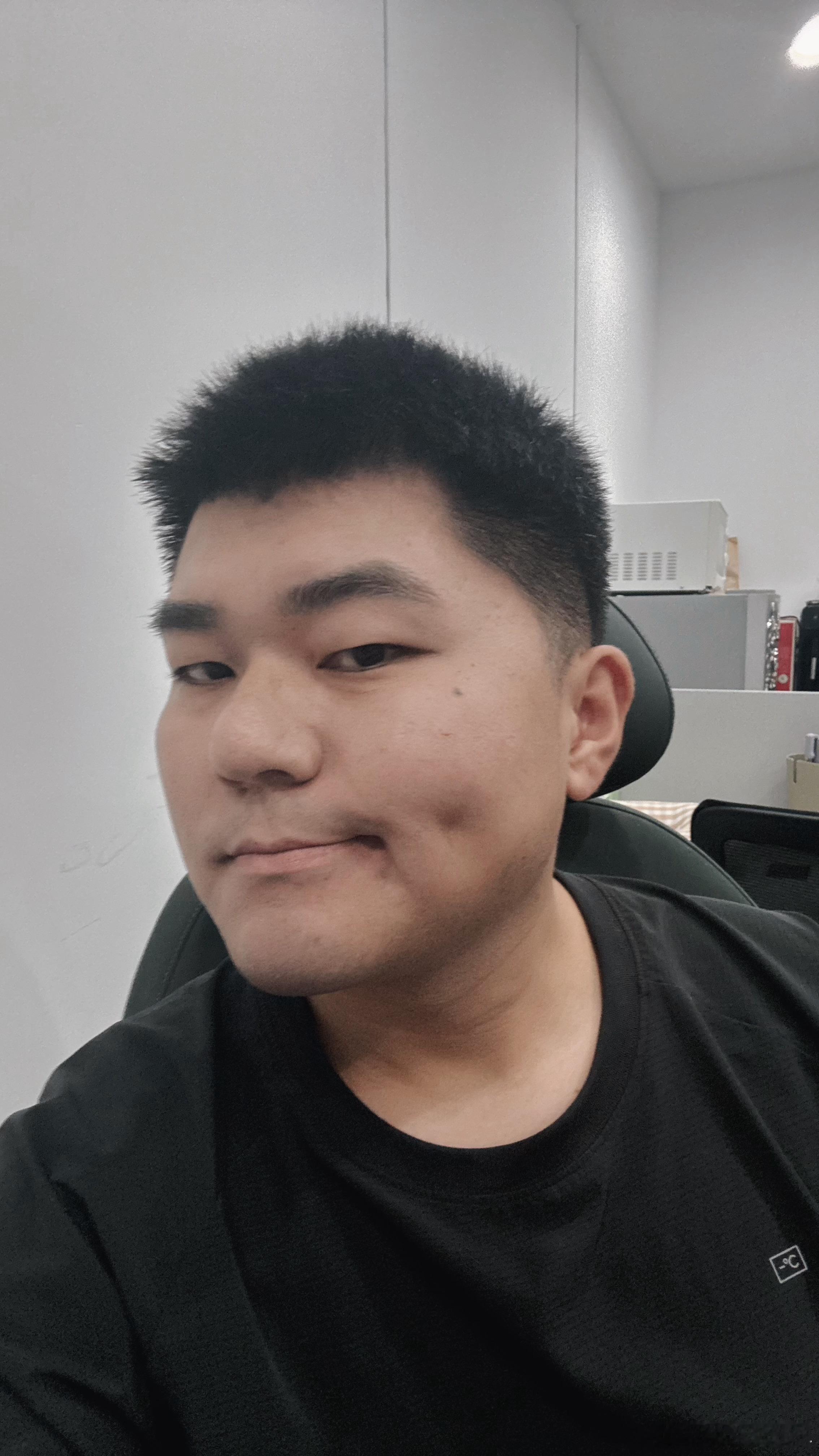 涂了点素颜霜拍视频，画面立马亮了。减肥怎么没有效果，之前我引以为傲的酒窝都被撑没