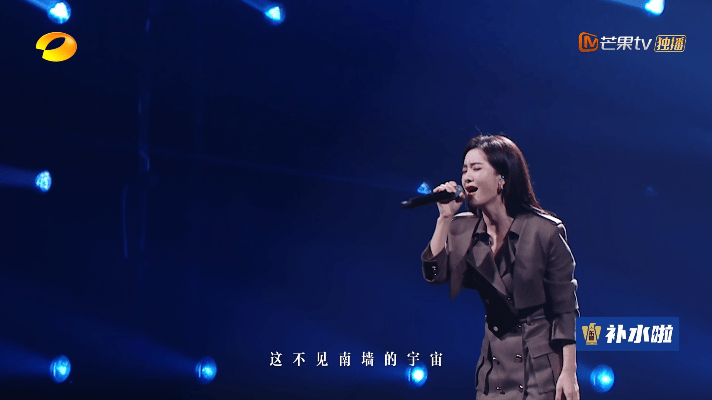 李晟高音太顶了 赛前秀全开麦直接封神，高音穿透耳膜。网友刷屏“她反而更像歌手”，