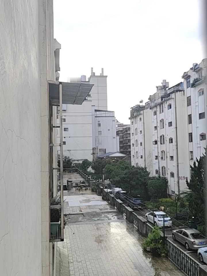 昆明昨晚这场大暴雨可太猛了！从17日夜间到18日凌晨，中部以南降雨明显，好多地方